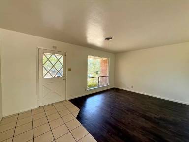Main picture of 2711 Little John Ln