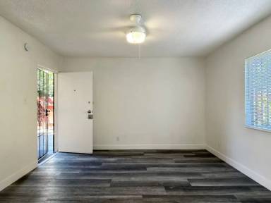 Main picture of 2425 E 15th St