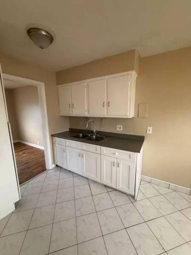 Main picture of 864 E 260th St