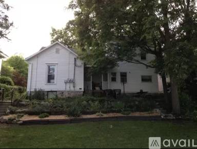 Main picture of 210 Rose Ave