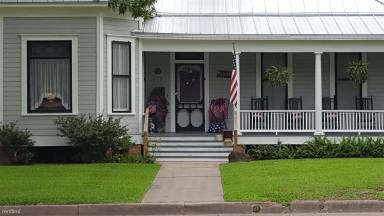 Main picture of 615 Holland St