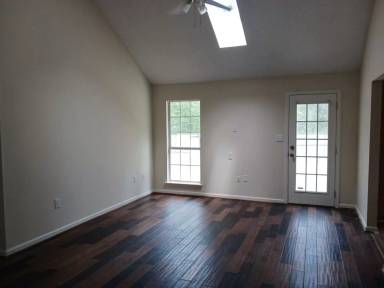 Main picture of 732 Gateway Dr