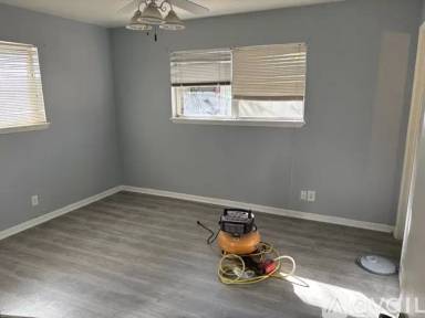 Main picture of 400 S Mendel St