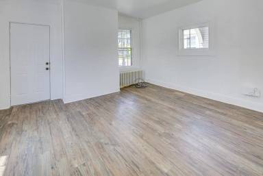 Main picture of 130 W Main St