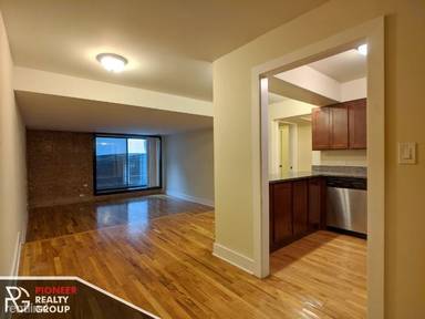 Main picture of 1220 N La Salle Dr