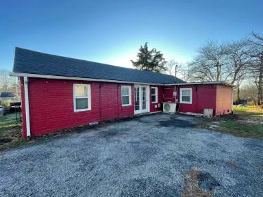 Main picture of 319 E Oak St