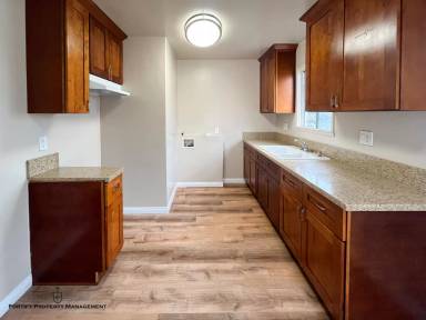 Main picture of 1135 1/2 W 90th St