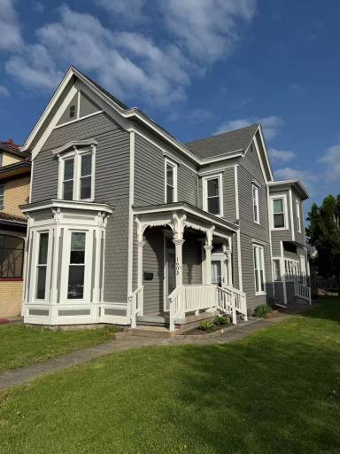 Main picture of 1603 E Oak St