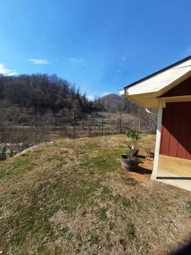 Main picture of 402 E Sylva Cir