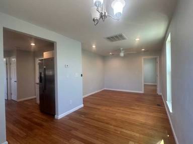 Main picture of 737 Webb St