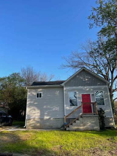 Main picture of 301 S Cloudman St