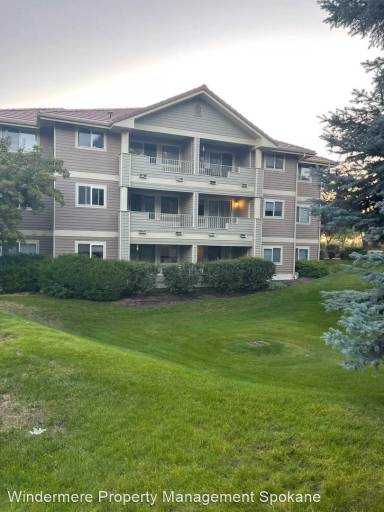 Main picture of 639 N Riverpoint Blvd