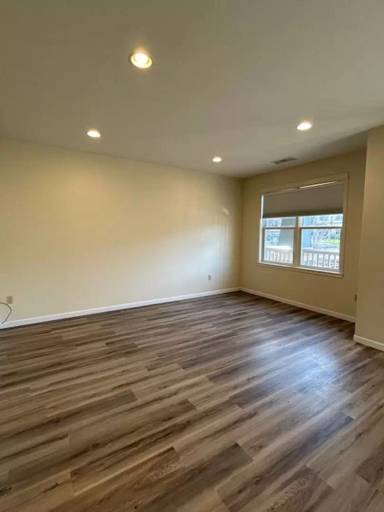 Main picture of 735 N Main St