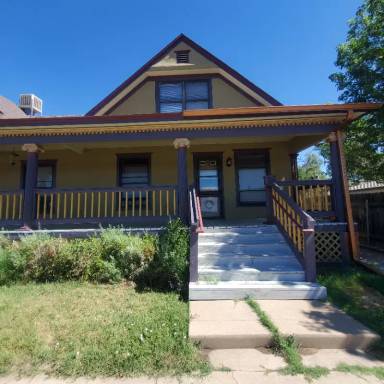 Main picture of 521 W 10th St