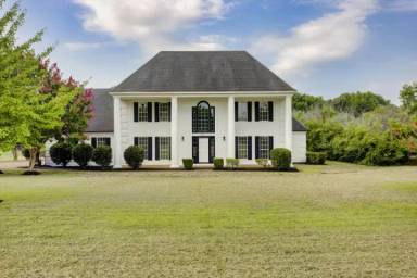 Main picture of 8205 Hunters Creek Dr