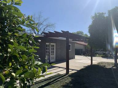 Main picture of 598 W Montrose Ave