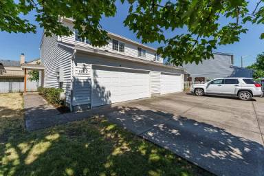 Main picture of 800 SE 152nd Ave