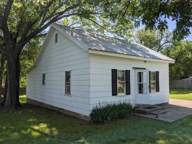 Main picture of 831 S Burdick St