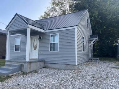 Main picture of 105 S Lynn St