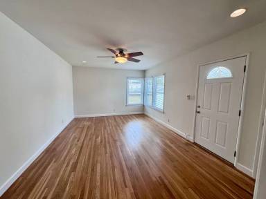 Main picture of 2458 Ocean Park Blvd