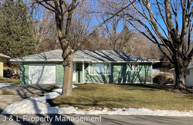 Main picture of 1638 7 1/2 Ave NE