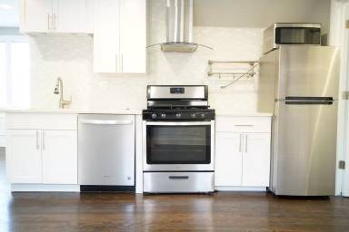 Main picture of 2957 N Avers Ave