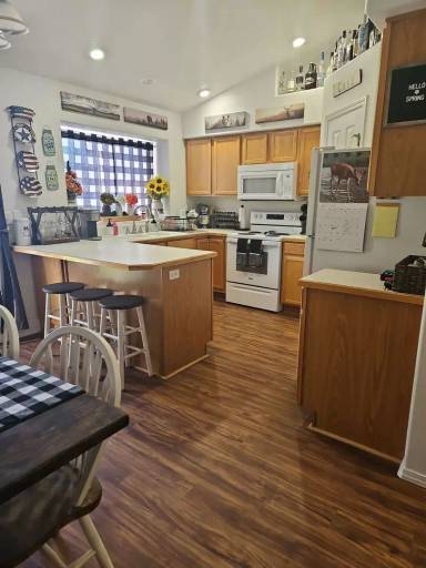 Main picture of 1463 W McHenry St