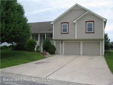 Main picture of 1748 SE Embassy Dr