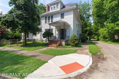 Main picture of 1503 Royale Park