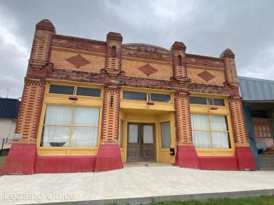 Main picture of 202 N Commerce St