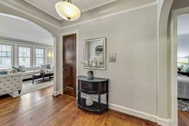 Main picture of 1221 W Granville Ave