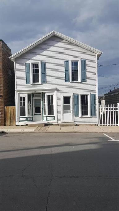 Main picture of 10 E Center St