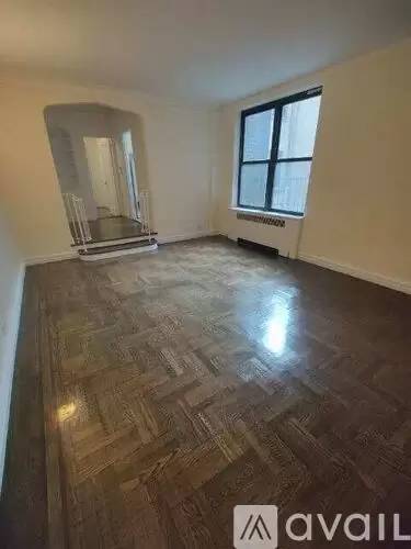 Main picture of 4960 Broadway