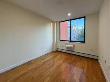 Main picture of 924 Metropolitan Ave