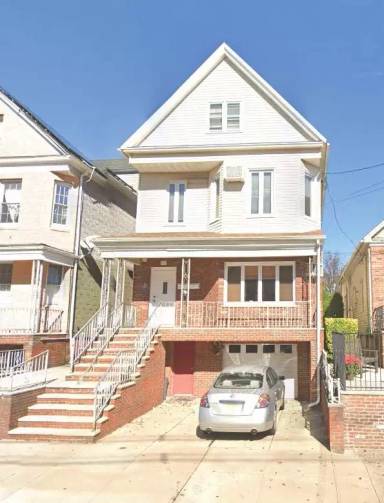 Main picture of 31 W 10th St