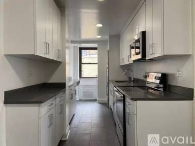 Main picture of 217 E 69 St