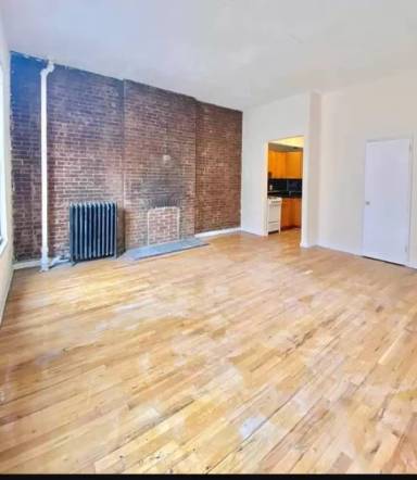 Main picture of 247 W 21st St