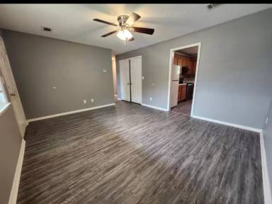 Main picture of 1910 S El Paso Ave