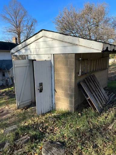 Main picture of 225 Thompson Dr