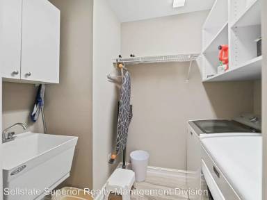 Main picture of 889 Jay St