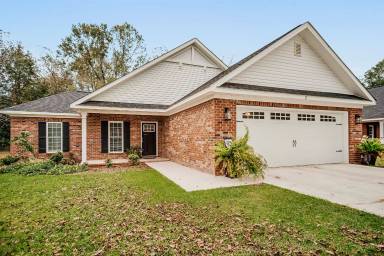 Main picture of 15 Grove Cir