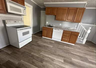 Main picture of 1658 N Main St