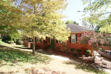 Main picture of 1706 Alm Dr NE