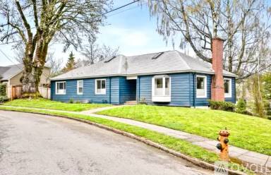Main picture of 605 SW Moss St