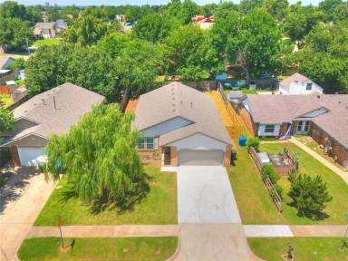 Main picture of 220 23rd Ave NE