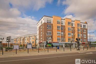 Main picture of University Avenue West