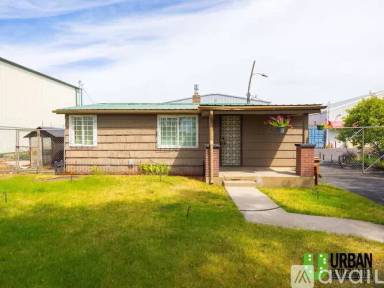 Main picture of 3711 E Wellesley Ave