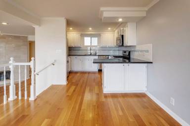 Main picture of 566 Duncan St