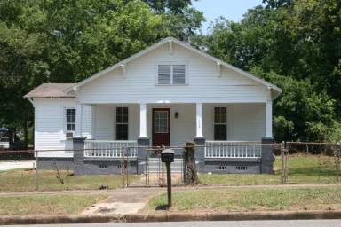 Main picture of 304 E 3rd St