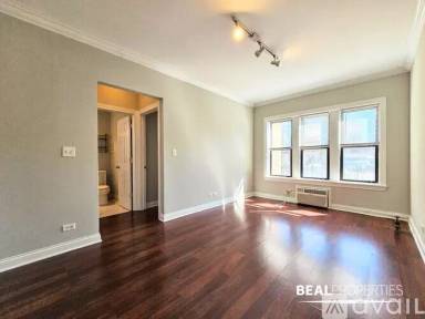 Main picture of 744 W Addison St